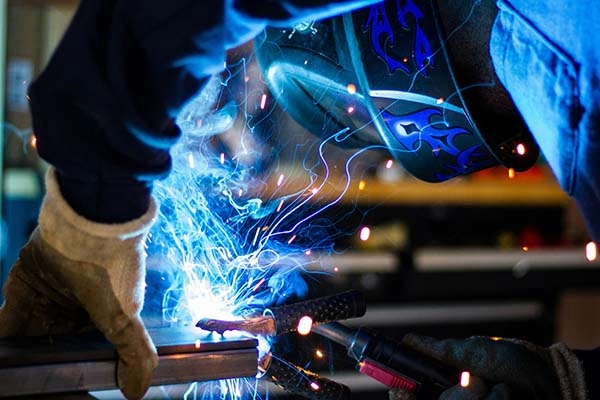 rob-lambert-9Q_pLLP_jmA-unsplash man holding gray steel frame